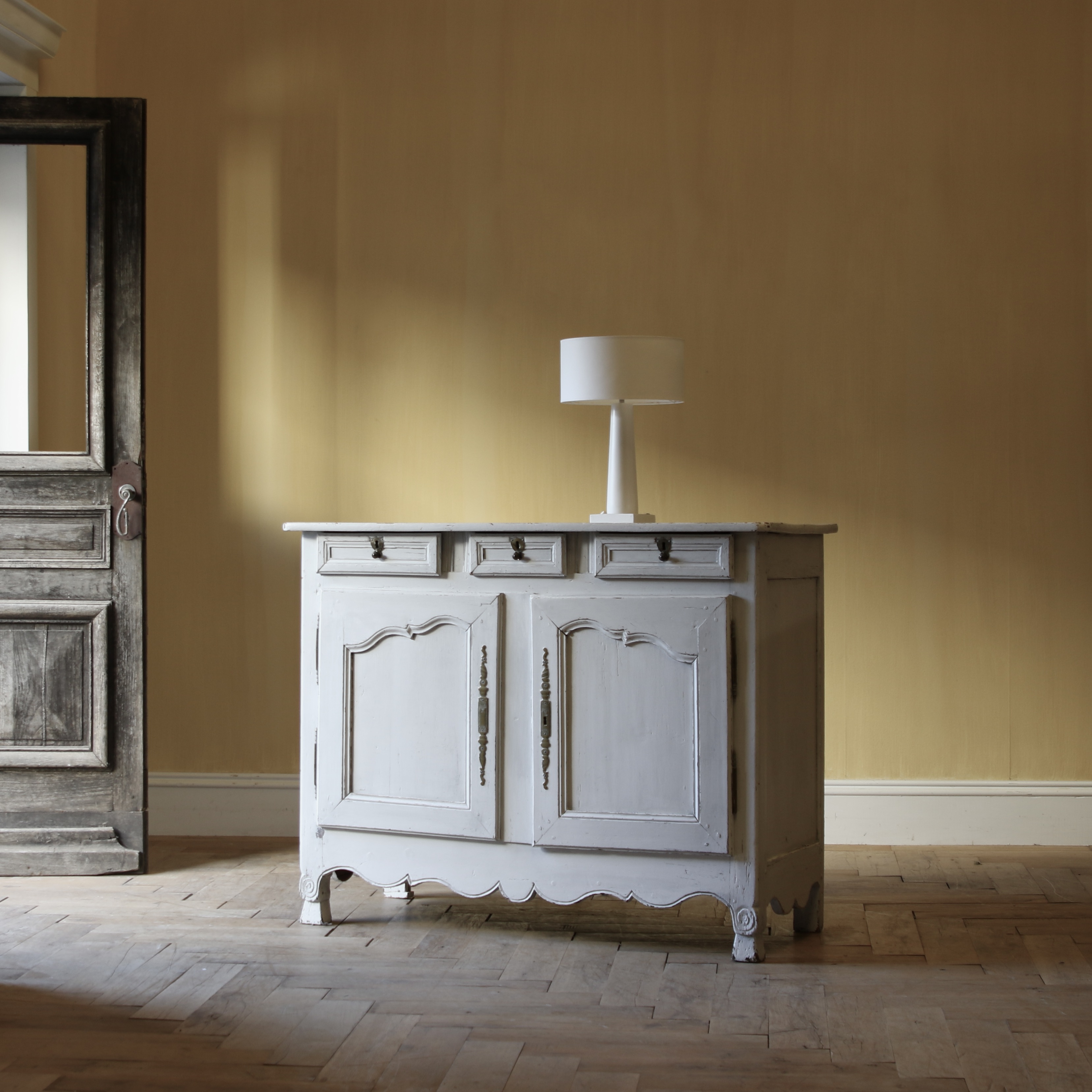 154-85 - Louis XIV Dresser Base